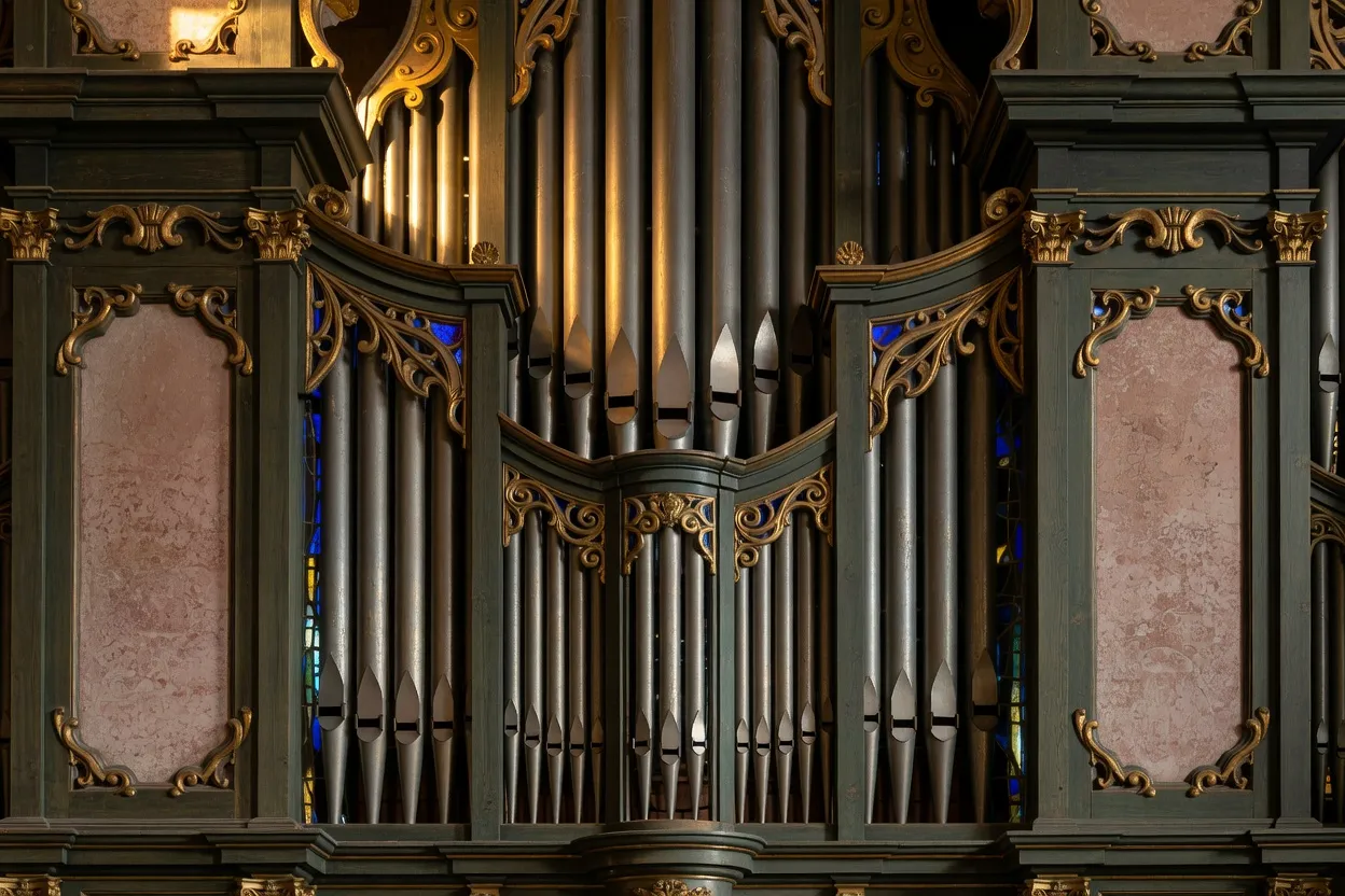 Tuyaux d'orgue historique dans une église alsacienne