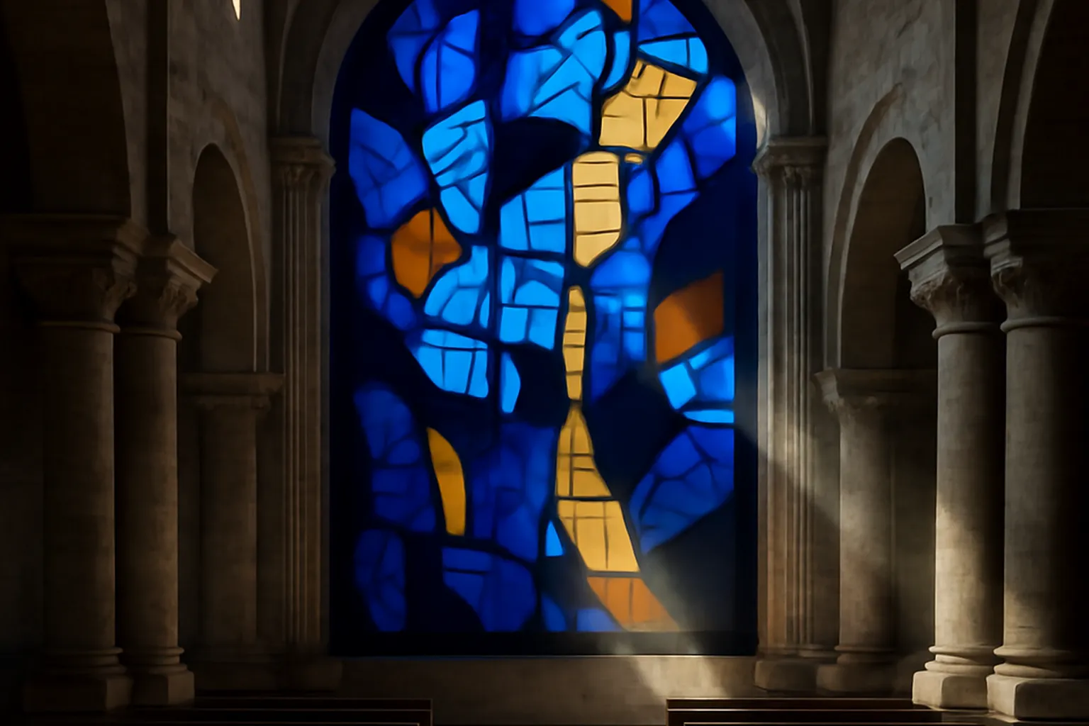 Vitrail contemporain abstrait dans une église alsacienne, jeu de couleurs et de lumière